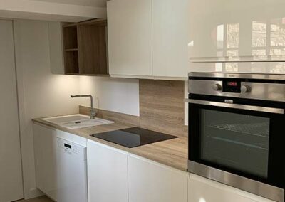 Cuisine blanche et bois avec four encastré, réalisation sur mesure