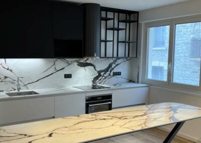 Cuisine avec plan de travail en quartzite et verrière noire, Biarritz