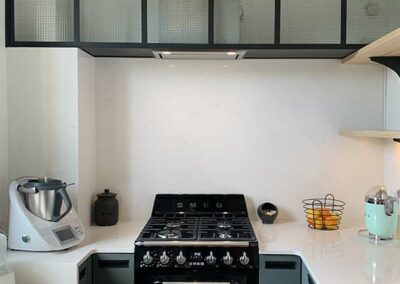 Cuisine blanche avec cuisinière et verrière