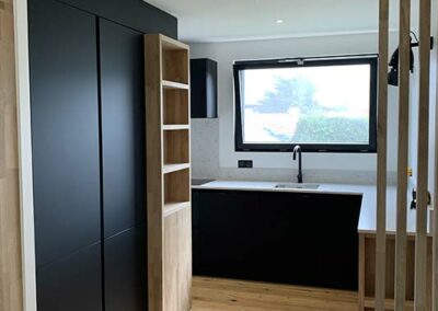 Cuisine noire et bois avec claustra, réalisation sur mesure