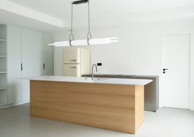 Cuisine sur mesure à Biarritz, îlot en chêne naturel plateau blanc et linéaire en inox